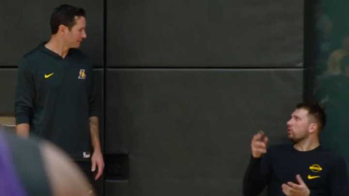 Luka Doncic bromea con uno de sus entrenadores sobre su bronceado