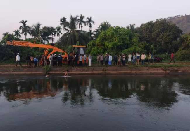 Car falls into Bhadra canal in Davanagere as driver loses control...