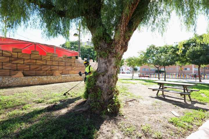 El Ayuntamiento de Cartagena refuerza el mantenimiento y embellecimiento en varios barrios del municipio