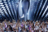 Miss Universo toma medidas con el director del Miss Universe Tailandia