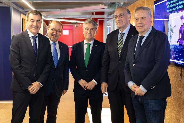 Universidades, Educación e Sanidade ratifican o acordo para descentralizar Medicina