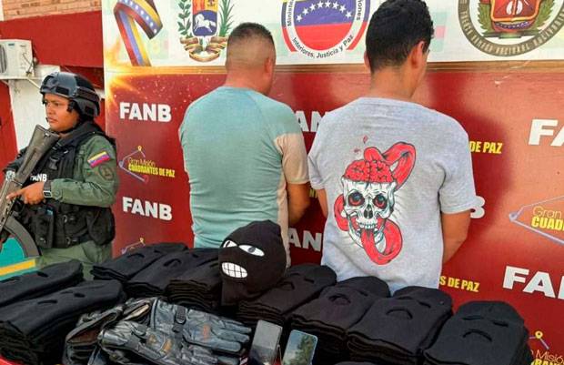 Atraparon a dos con 143 pasamontañas