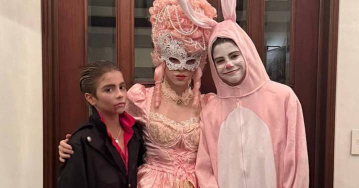 Shakira salió a las calles de Bogotá en Halloween y logró pasar desapercibida