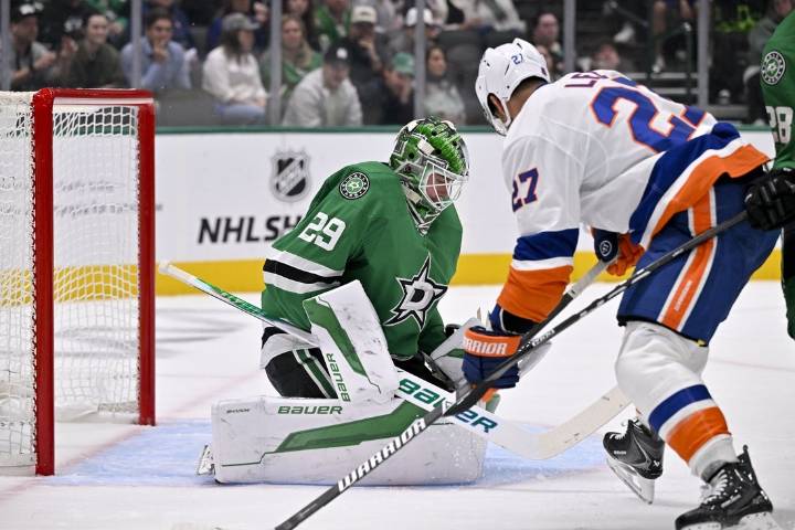 Deadspin | Isles survive as Stars' last-second goal is overturned