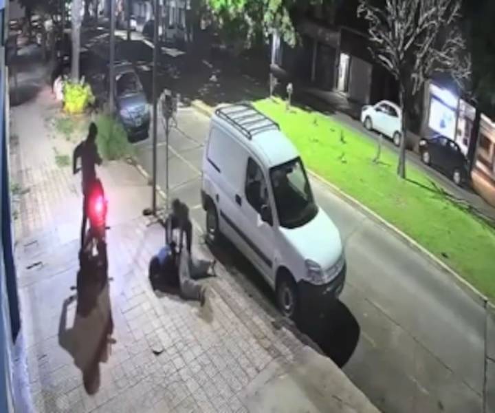 La arrastró por la vereda y la golpeó: brutal ataque de motochorros a una joven en La Plata