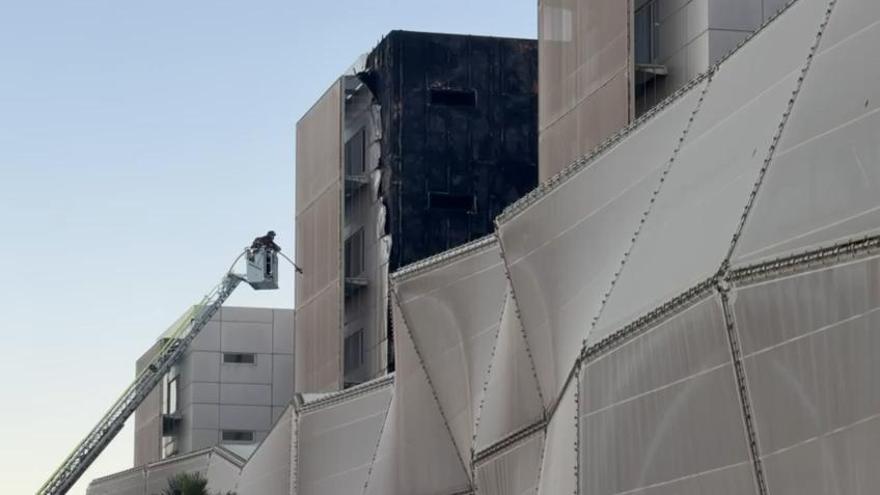 Los bomberos trabajan en la extinción del incendio en el Hospital Santa Lucía de Cartagena
