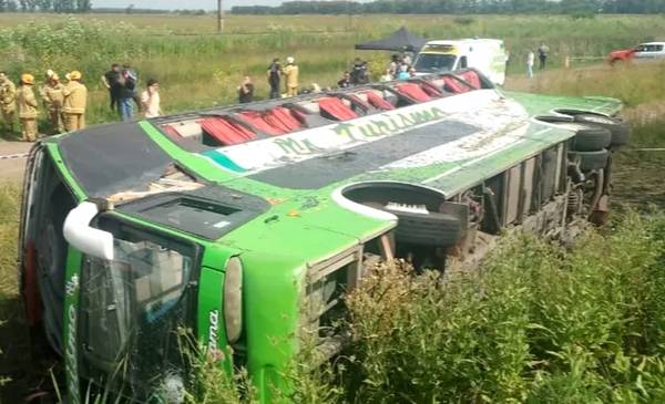 Vuelco en Ruta 2: el fiscal confirmó 2 muertos y 44 heridos
