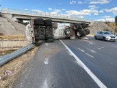 Pipa de gas LP deja remolque desprendido y bloquea la Carretera México 80