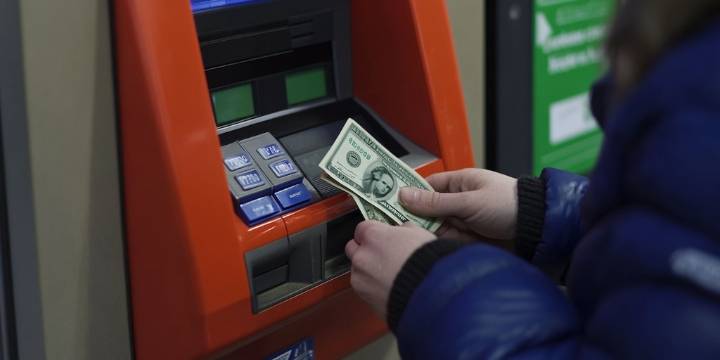 Estafa del billete en cajeros automáticos: cómo funciona y prevenirla para no perder dinero