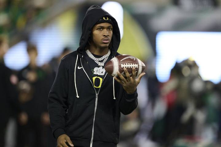 Deadspin | No. 7 Oregon looking to add firepower in showdown vs. No. 15 USC