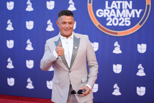 CA7RIEL & Paco Amoroso tienen un debut espectacular en la Premiere del Latin Gramy