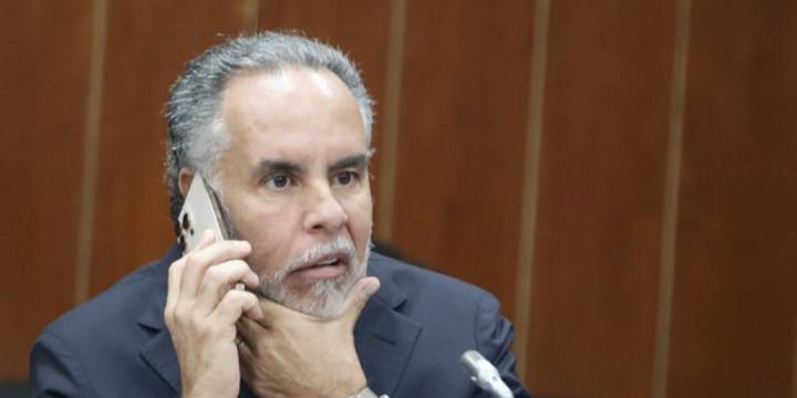 Armando Bendetti se refirió al allanamiento a su vivienda en Barranquilla que tuvo que atender su esposa: “Un abuso de poder en la casa mía con treinta policías”