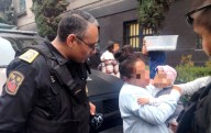 ¡Héroes! Policías salvan a bebé que se asfixiaba con una hoja de árbol en Centro Histórico de la CDMX