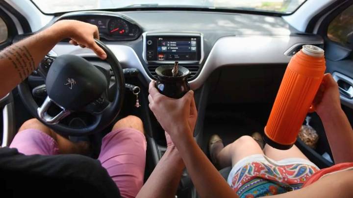 Las 2 únicas provincias argentinas que prohíben tomar mate al manejar