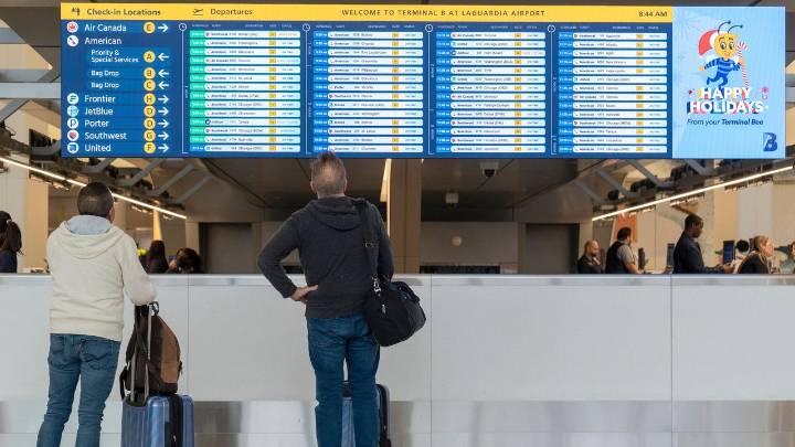Estados Unidos lanza inusual campaña para restaurar los buenos modales en aeropuertos y dentro de los aviones: de esto se trata