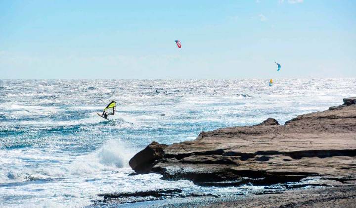 Encuentran el cuerpo de un hombre flotando en una playa de Tenerife