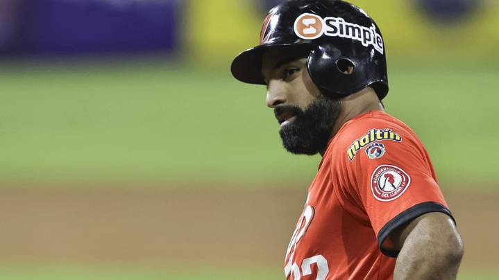 La lluvia cambió el rumbo: Águilas remontaron a Bravos y recuperaron el primer lugar