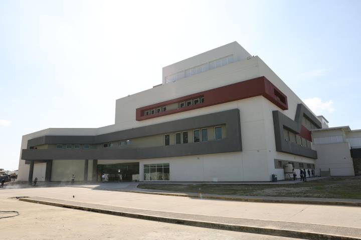 Constatan Sheinbaum y May avance del nuevo Hospital General de Cárdenas