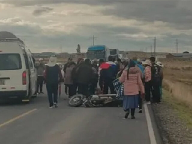 Microbús embiste motocicleta en Puno: accidente deja un muerto y un herido de consideración