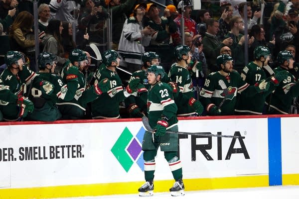 Wild stop losing streak with 5-2 win over Canucks