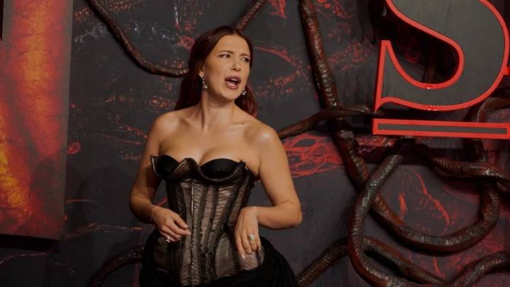 VIDEO: Millie Bobby Brown contesta a un fotógrafo que le pedía cambiar su expresión, “¡sonríe tú!”