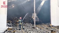 Emergencias pide no salir a la calle por el humo del incendio de una nave en Almassora