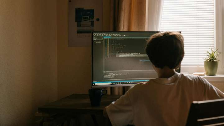 España Aplica Multa Pionera a Padres de Menores Que Crearon Fotos de Desnudos con IA