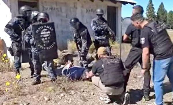 Policías cumplen entrenamiento en escenario complejo con detenido atrincherado y manifestantes