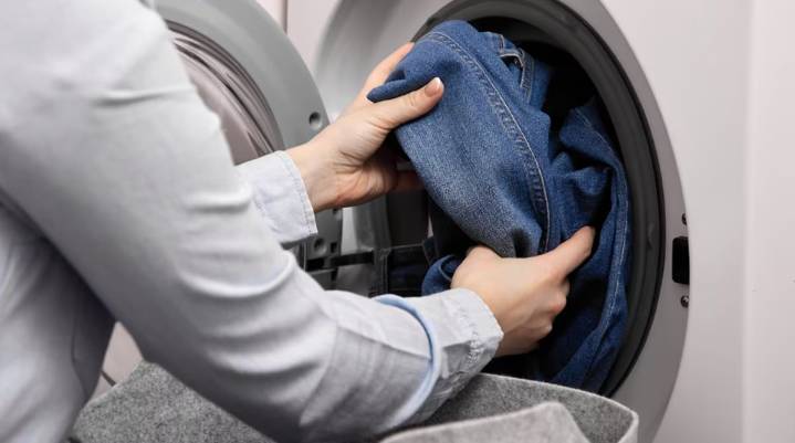 El truco infalible para lavar la ropa de mezclilla sin que se desgaste