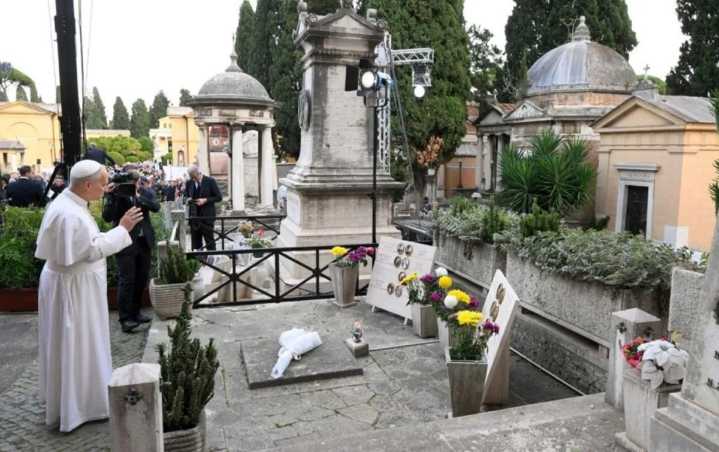 León XIV reza por “los muertos olvidados” en el cementerio del Verano