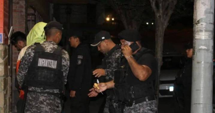 Seis detenidos y locales clausurados en allanamientos nocturnos