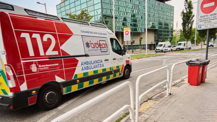 Herido grave un camionero al caerle un bulto metálico durante la descarga en un polígono de Navarra