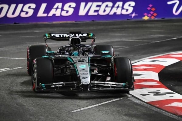 Domina Russell la P3 en Las Vegas; los McLaren son últimos