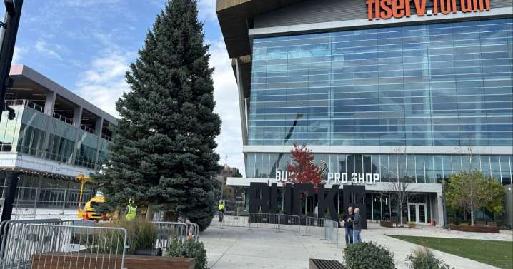 Milwaukee Christmas tree lighting returns Nov. 21 with Santa Claus, free cocoa and holiday market debut