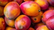 Ni en bolsas ni en el congelador: el sencillo truco para que los mangos no se pongan malos en casa