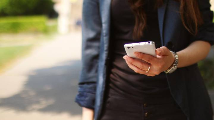 El Supremo condena a una mujer por revelar una conversación entre su marido y sus hijos en un chat de padres del colegio