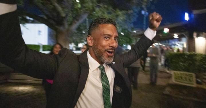 Longtime Charleston Councilmen appear upset in races