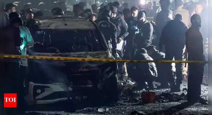 Rush-hour blast kills 9 near Red Fort