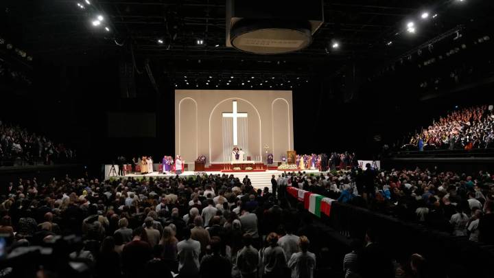 El papa lamenta "el uso de la religión para justificar las guerras" en una misa en Estambul ante 4.000 fieles