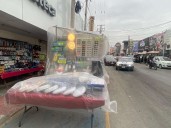 Vendedores ambulantes protegen su mercancía ante lluvias en la zona centro