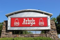 Arby’s cierra en 8 estados y deja 1,400 trabajadores sin empleo: así afectará a las familias en 2025