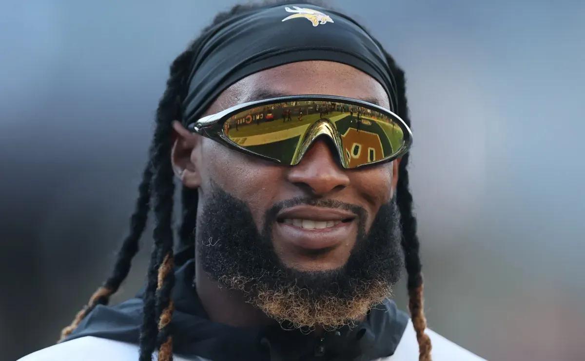 Is Aaron Jones playing today for Vikings vs Ravens in Week 10 of 2025 NFL season?