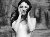 Carminho: el fado como herencia, refugio y desafío al amor que se asume como destino