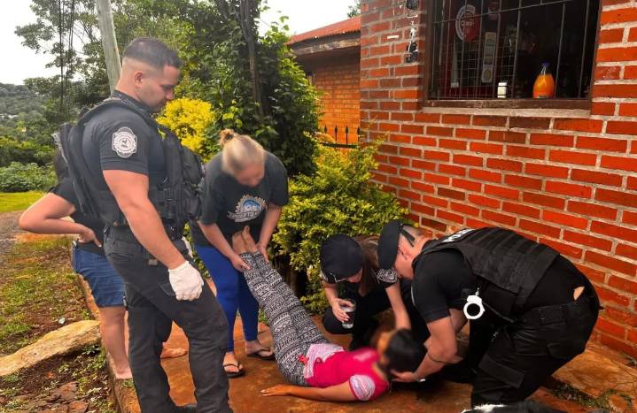 Puerto Rico: rápida asistencia policial a embarazada que se desmayó en la vía pública