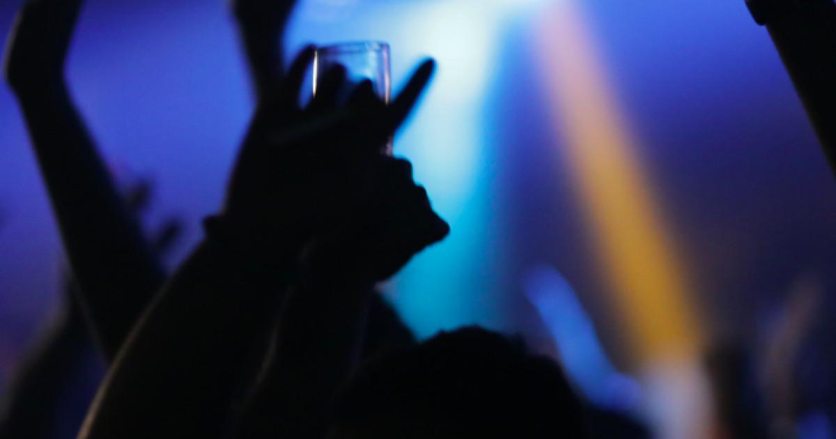 Condenados dos porteros de un pub de Sangenjo por agredir a un joven que intentó sacar una copa del local