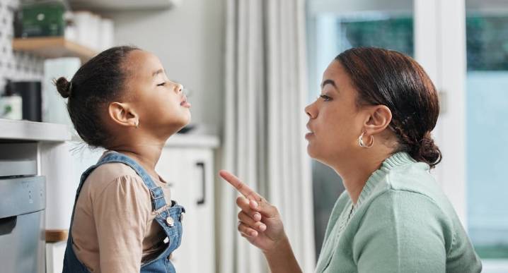 ¿Cómo manejar los berrinches infantiles en público sin gritos ni castigos?