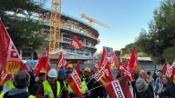 Una cuarentena de personas protestan ante el Camp Nou por el despido de obreros en "situación irregular"