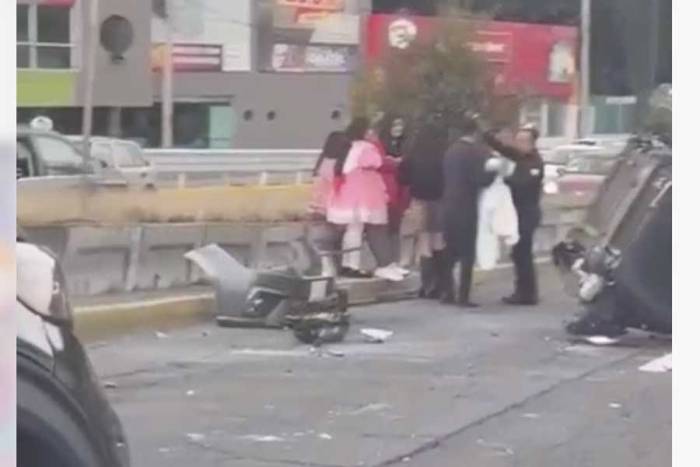 Pierden el control y vuelcan sobre Paseo Tollocan; cuatro mujeres lesionadas