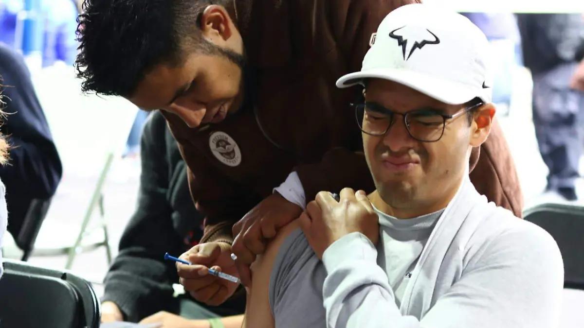 Arranca semana de vacunación en la UNAM con filas de dos horas