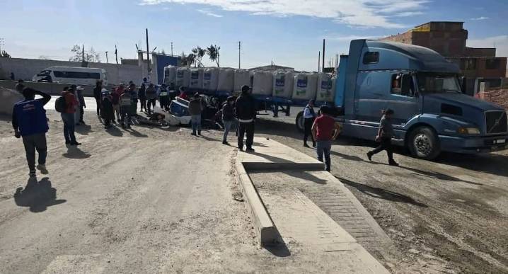 Arequipa: Dos personas heridas en choque de mototaxi con tráiler